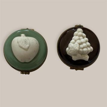 Set 2 Limoges Franse pillendoosjes fruit Apple and Raisins. beschikbaar voor biedingen