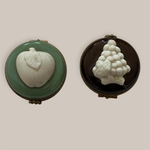 Set 2 Limoges Franse pillendoosjes fruit Apple and Raisins., Antiek en Kunst, Antiek | Porselein, Ophalen of Verzenden