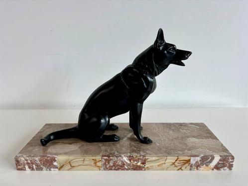 Art Deco beeld met hond, gesigneerd Rochard., Antiek en Kunst, Antiek | Woonaccessoires, Ophalen of Verzenden