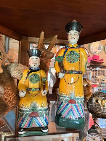 Twee chineze hof-figuren porselein Familie Jaune ca 1930 beschikbaar voor biedingen