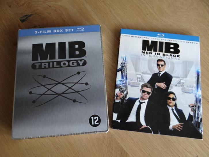 Men in Black Trilogy Geseald Steelbook, + MIB Internation, Cd's en Dvd's, Blu-ray, Nieuw in verpakking, Actie, Boxset, Ophalen of Verzenden