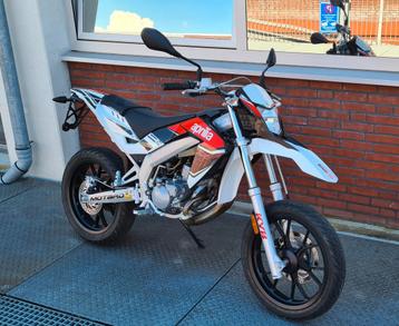 Aprilia SX50 2014 NIEUWstaat 3300km schakelbrommer sx 50 drd beschikbaar voor biedingen
