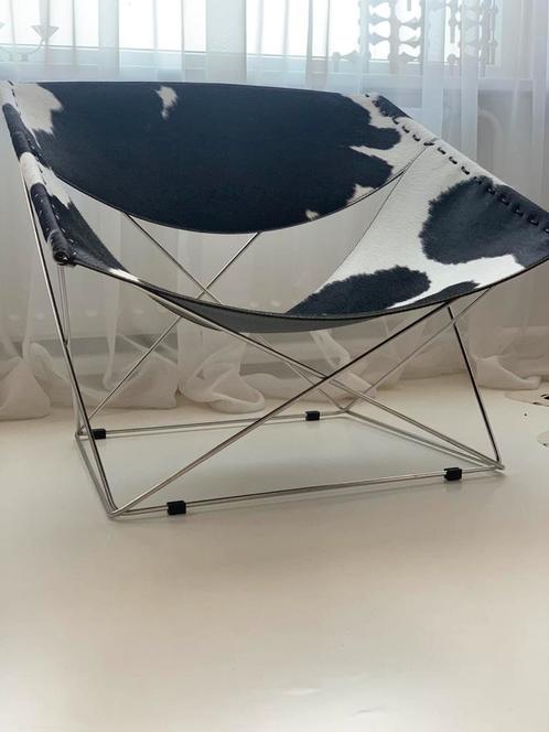 Artifort butterfly stoel/koeienhuid, Huis en Inrichting, Stoelen, Zo goed als nieuw, Eén, Rood, Ophalen