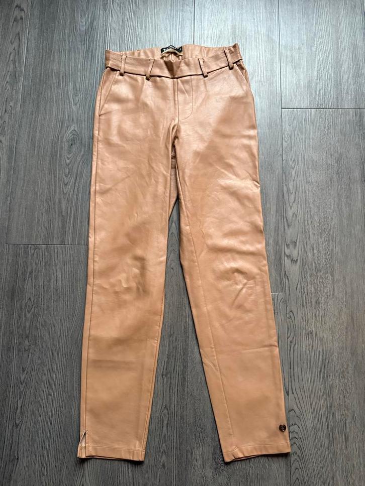Y-Conic Beige Imitatieleer Broek - Maat S - ZGAN, Kleding | Dames, Broeken en Pantalons, Zo goed als nieuw, Maat 36 (S), Beige