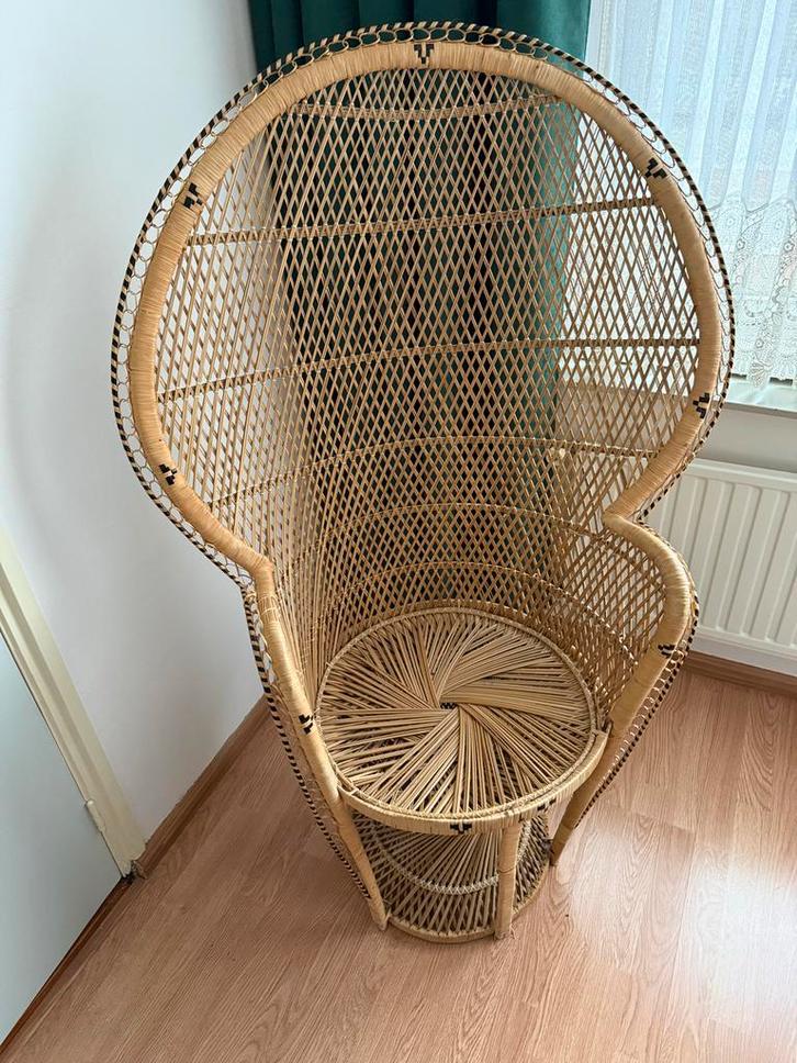Rotan Pauwenstoel - Unieke blikvanger!, Huis en Inrichting, Stoelen, Gebruikt, Eén, Riet of Rotan, Bruin, Ophalen of Verzenden