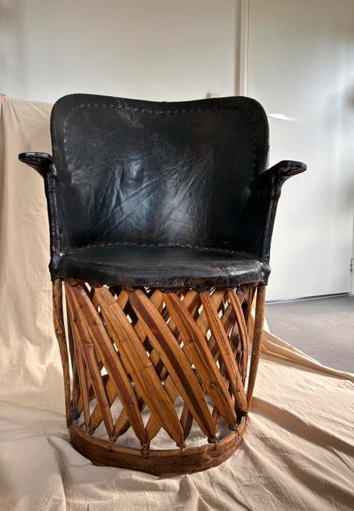 Vintage equipale stoel hout & zwart leer Mexican jaren70, Huis en Inrichting, Stoelen, Zo goed als nieuw, Eén, Hout, Leer, Zwart