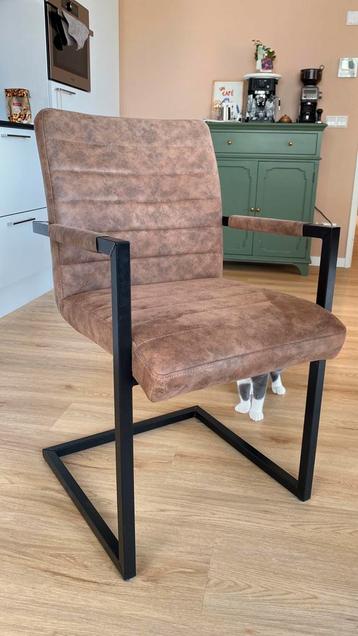 4x bruine eetkamerstoelen met stalen frame (industrieel) beschikbaar voor biedingen