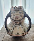 Shipibo Effigie Pot uit Peru 30 cm hoog., Antiek en Kunst, Verzenden