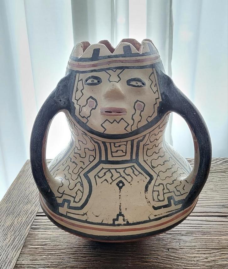 Shipibo Effigie Pot uit Peru 30 cm hoog., Antiek en Kunst, Kunst | Niet-Westerse kunst, Verzenden