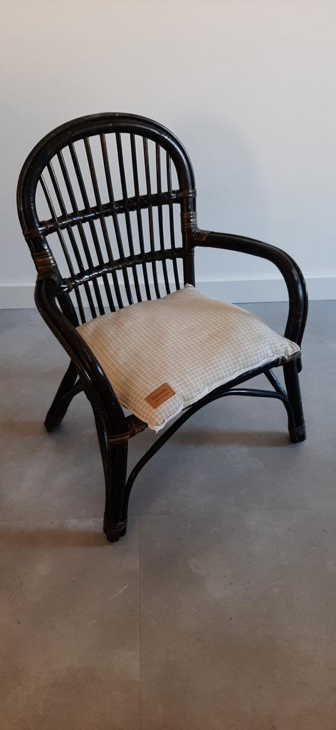 Rotan stoeltje design zwart geruit beige kussen bonjourbebe, Kinderen en Baby's, Kinderkamer | Tafels en Stoelen, Zo goed als nieuw