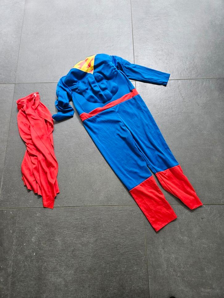 Superman Pak + cape Maat 134-140, Kinderen en Baby's, Carnavalskleding en Verkleedspullen, Jongen of Meisje, 134 t/m 140, Ophalen of Verzenden