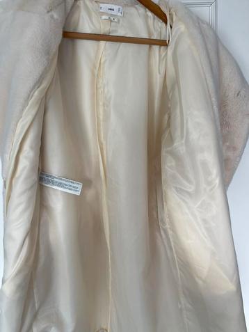 Mooie beige jas van Mango on imitatie bont beschikbaar voor biedingen