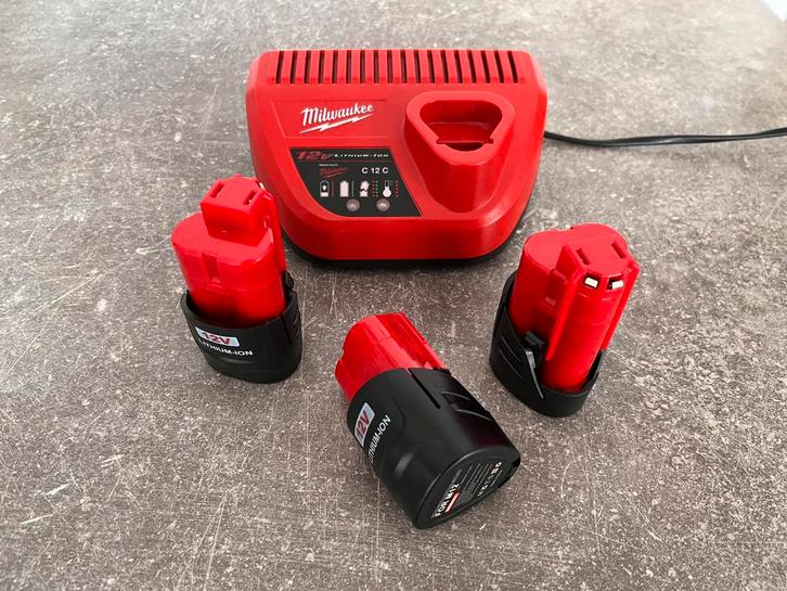 Milwaukee lader met 3 accu’s - nieuw, Doe-het-zelf en Verbouw, Gereedschap | Handgereedschap, Nieuw, Ophalen of Verzenden