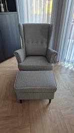 Stoel Strandmon zwart/wit (Ikea) met hocker, Ophalen, Zo goed als nieuw