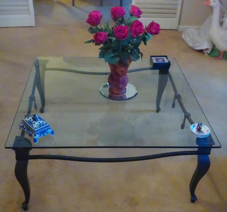 Salontafel (vierkant) met glasplaat en gietijzeren onderstel, Huis en Inrichting, Tafels | Salontafels, Gebruikt, Minder dan 50 cm