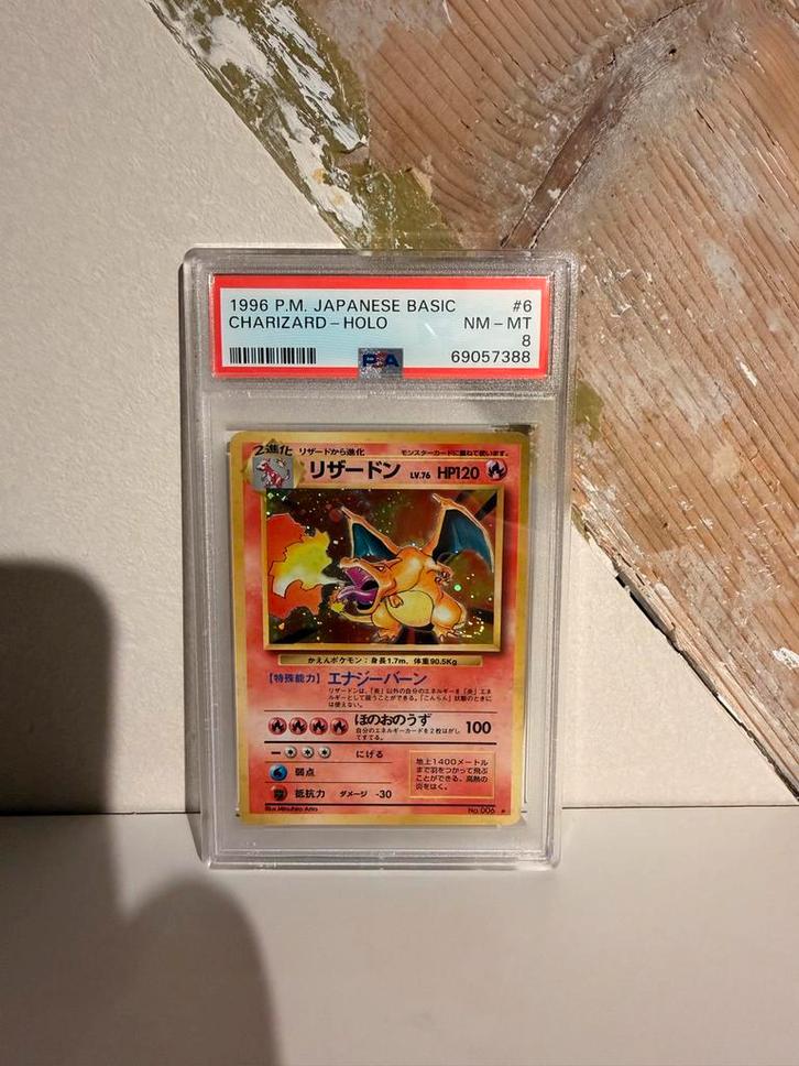 Charizard Base Set Japans 1996 PSA 8 met Swirl!, Hobby en Vrije tijd, Verzamelkaartspellen | Pokémon, Zo goed als nieuw, Losse kaart