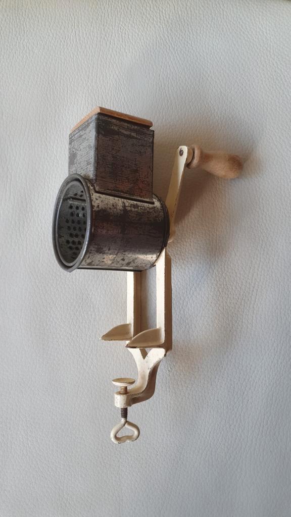 Vintage Kaasrasp met Tafelklem, Antiek en Kunst, Antiek | Keukenbenodigdheden, Ophalen of Verzenden