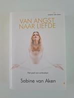 Sabine van Aken - Van angst naar liefde, Boeken, Ophalen of Verzenden, Zo goed als nieuw, Sabine van Aken