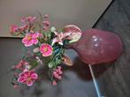 Roze vaas met nep bloemen, Ophalen, Zo goed als nieuw