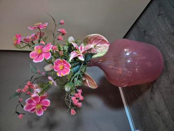 Roze vaas met nep bloemen beschikbaar voor biedingen