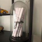 Grote mooie ronde glazen stolp op zwart plateau, Huis en Inrichting, Woonaccessoires | Stolpen, Ophalen, Nieuw