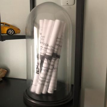 Grote mooie ronde glazen stolp op zwart plateau beschikbaar voor biedingen