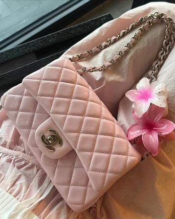 Cc classic medium flap bag beschikbaar voor biedingen