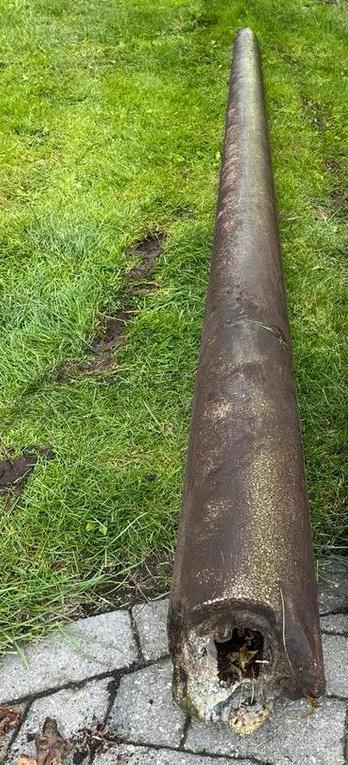 Twee antiek betonnen lantaarn palen. beschikbaar voor biedingen