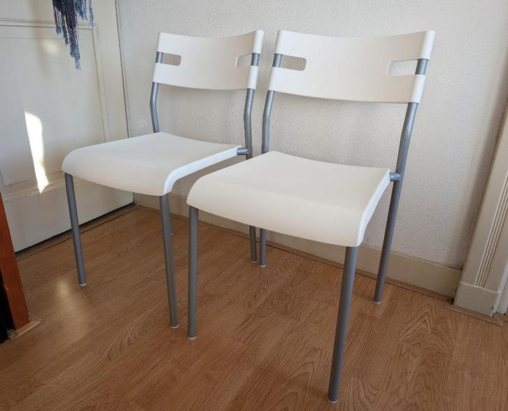IKEA LAVER stoelen in nieuwstaat, stapelbaar, Huis en Inrichting, Stoelen, Zo goed als nieuw, Twee, Kunststof, Metaal, Wit, Ophalen