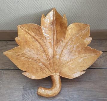 groot houten fruitschaal in vorm van een esdoornblad beschikbaar voor biedingen