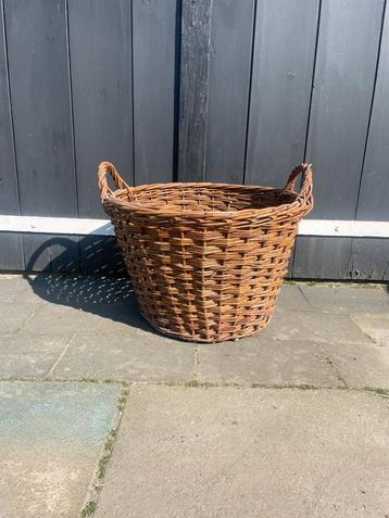 Grote rieten mand beschikbaar voor biedingen