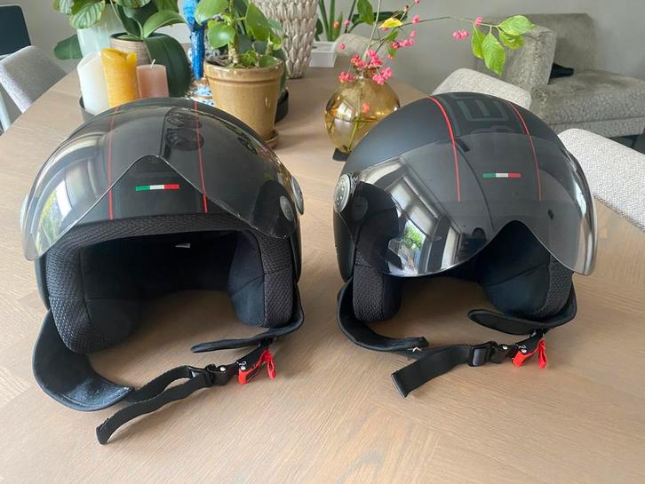 2 nette BEON design helmen, mat zwart, L en XL, Fietsen en Brommers, Brommerhelmen, Zo goed als nieuw, Large, Ophalen