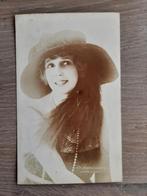 oude filmsterren kaart Mistinguett actrice zangeres, jr20?, Verzamelen, Ophalen of Verzenden, 1920 tot 1940, Ongelopen, Sterren en Beroemdheden