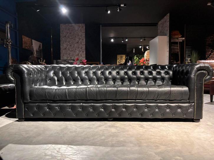 Engelse Chesterfield Buttonseat Bank  zgan 2.50 breed, Huis en Inrichting, Banken | Bankstellen, Zo goed als nieuw, Rechte bank