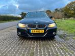 BMW 3-Serie 2.0 I 318 105KW 2009 Zwart, Auto's, Achterwielaandrijving, Zwart, Origineel Nederlands, Handgeschakeld