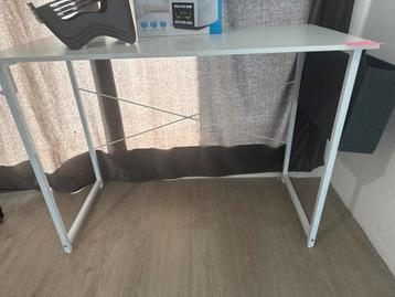 Witte Bureau - Simpel en Functioneel beschikbaar voor biedingen