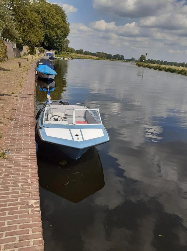 Polyester bootje met trailer en buitenboordmotor, Watersport en Boten, Sloepen, Zo goed als nieuw, 10 tot 30 pk, 3 tot 6 meter