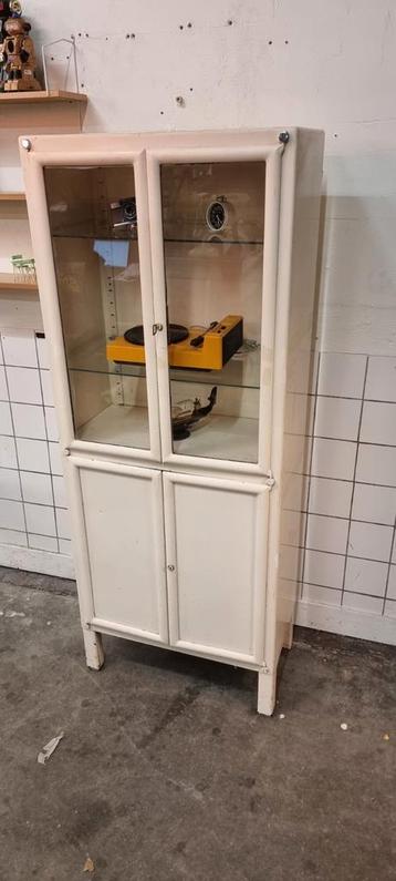 Vintage doktersvitrine industrieel jaren 50 beschikbaar voor biedingen