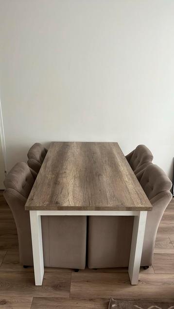 Eettafel met 4 stoelen beschikbaar voor biedingen