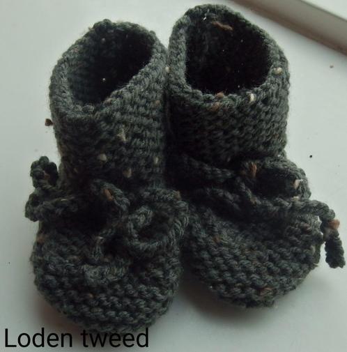 Gebreide babyslofjes in de kleur loden tweed, Kinderen en Baby's, Babykleding | Schoentjes en Sokjes, Nieuw, Jongetje of Meisje