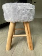 Houten krukje met zitvlak van nepbont!, Huis en Inrichting, Krukjes, Ophalen, Zo goed als nieuw, Hout