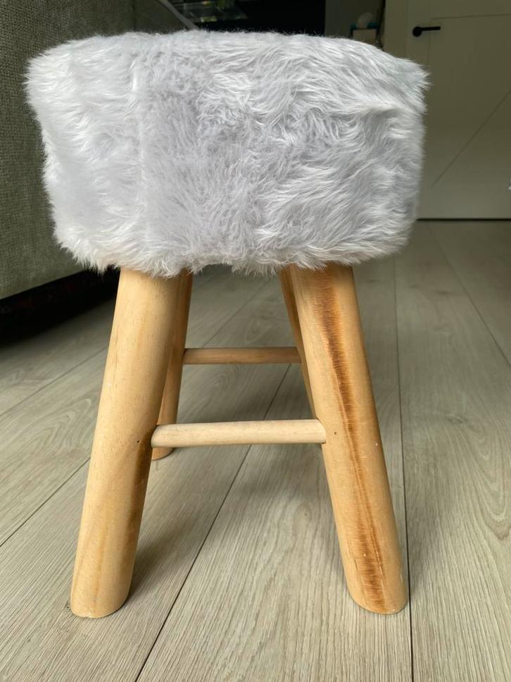 Houten krukje met zitvlak van nepbont!, Huis en Inrichting, Krukjes, Zo goed als nieuw, Hout, Ophalen
