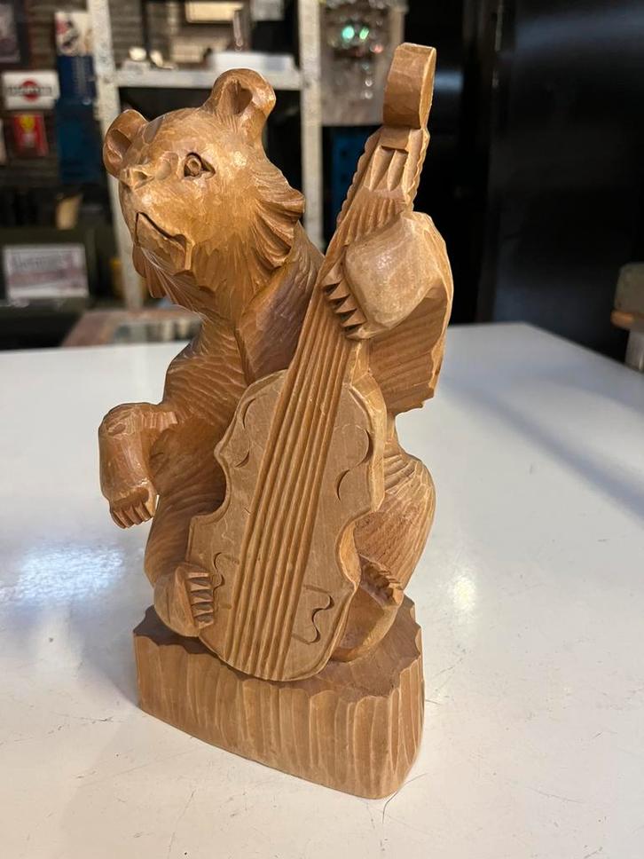 Handgesneden houten beer met cello, Antiek en Kunst, Kunst | Beelden en Houtsnijwerken, Ophalen of Verzenden