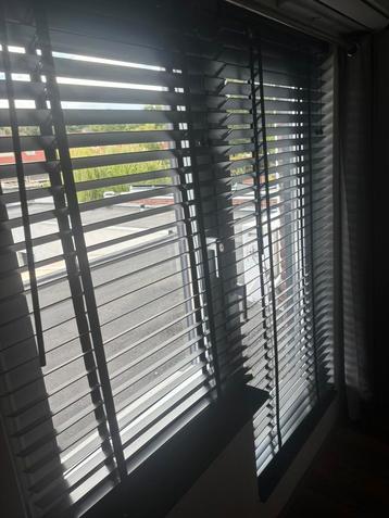 Zwarte jaloezie beschikbaar voor biedingen