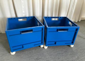 Twee sterke, blauwe speelgoedkisten op wieltjes beschikbaar voor biedingen