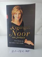 Koningin Noor van Jordanië - Biografie 2x, Boeken, Biografieën, Ophalen of Verzenden, Zo goed als nieuw, Koningin Noor, Politiek