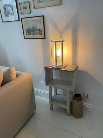 Moderne witte lamp / tafellamp / kolomlamp.Wit metaal. beschikbaar voor biedingen