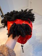 Pruik zwart mini krullen rode haarband carnaval nieuwstaat!, Ophalen of Verzenden, Zo goed als nieuw, Carnaval, Accessoires
