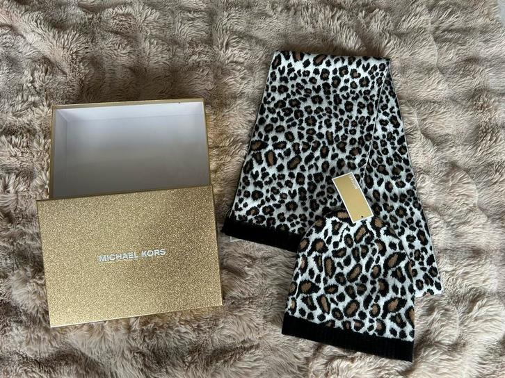 Set met beanie/sjaal Michael Kors panterprint, Kleding | Dames, Mutsen, Sjaals en Handschoenen, Nieuw, Sjaal, Maat 36 (S), Ophalen of Verzenden