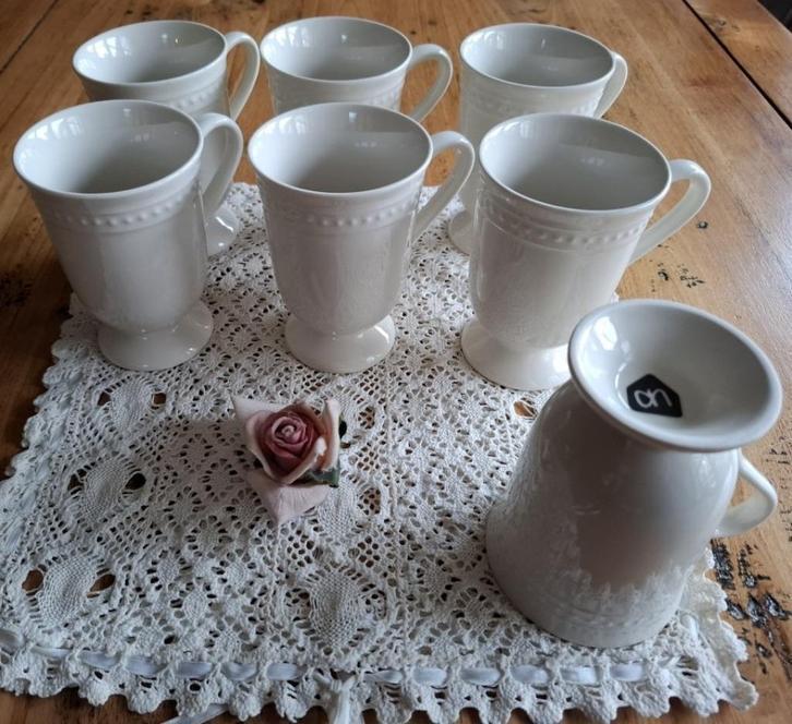 7 Albert Heijn mokken / bekers op voet, Huis en Inrichting, Keuken | Servies, Gebruikt, Kop(pen) en/of Schotel(s), Effen, Porselein